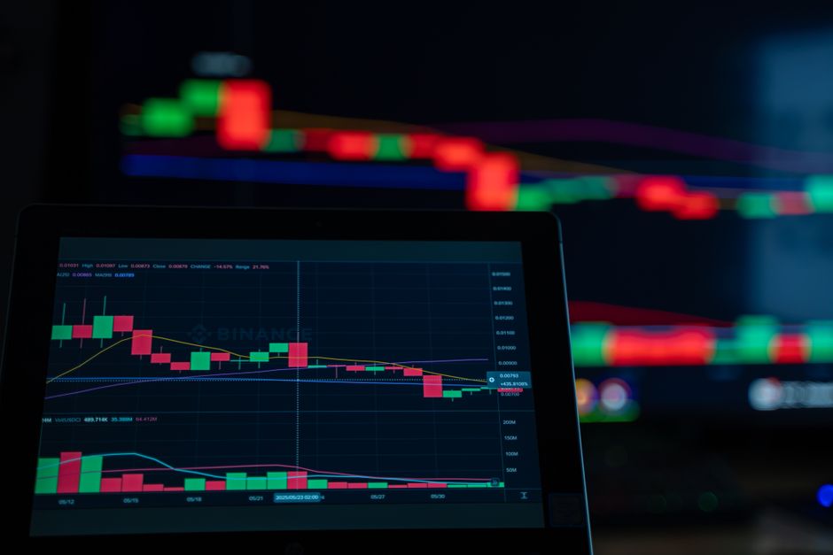 How to make money trading crypto in Nigeria, candlestick chart scalping setup on a laptop