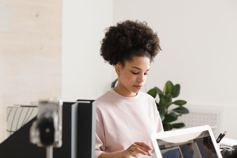 Make money online in Nigeria without investment, young person working from home on a laptop