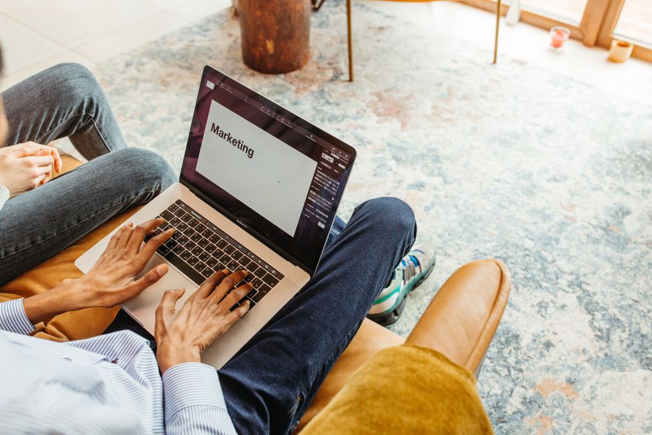 How does affiliate marketing work, shown on a laptop with a tracking link