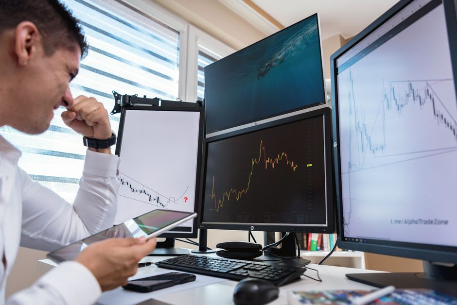 How to pass a prop firm challenge with disciplined risk management on a trading screen