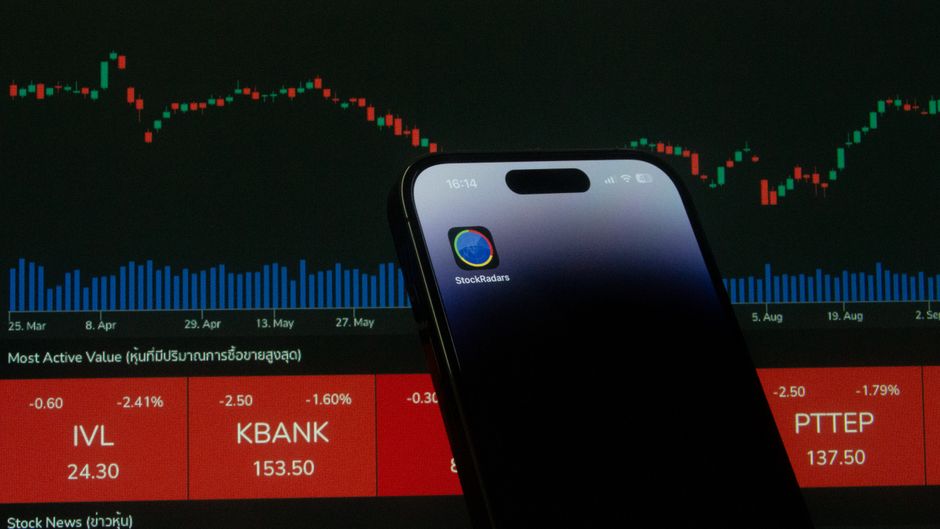 What is copy trading and is it worth it, shown on a mobile trading app