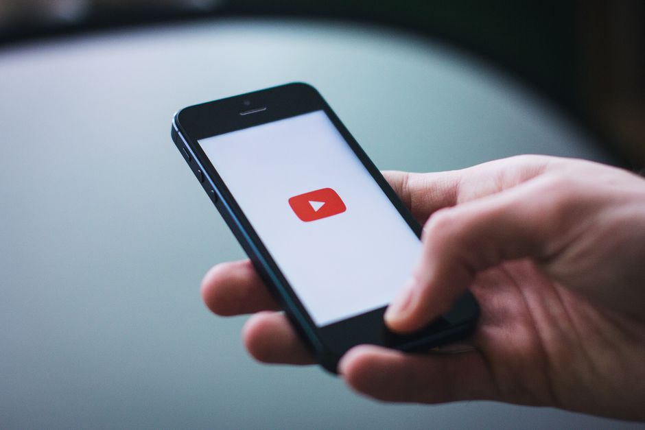 How to run TikTok ads shown on a smartphone with vertical video creative
